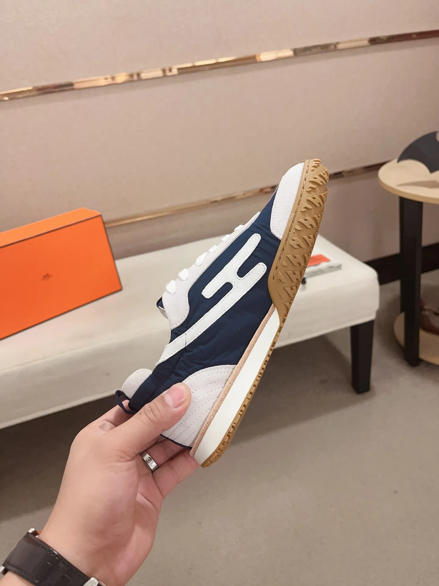 Men's men's shoes 💰: 720💰 Hermes top version # Couple style 💏 24ss casual sneakers Suede goatskin sneakers decorated with contrasting patterns and iconic "H" details, beautifully packaged at the delivery counter 🛍📦 Fabric: suede + cowhide Lining: mixed sheep lining Outsole: original TPU Bottom thickness: 2CM Size: 35-44